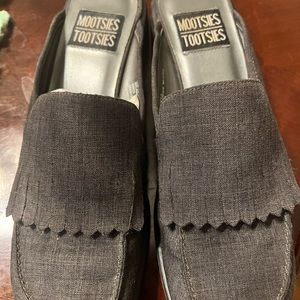 Used like new but is comfortable fabric upper balance manmade size 81/2M